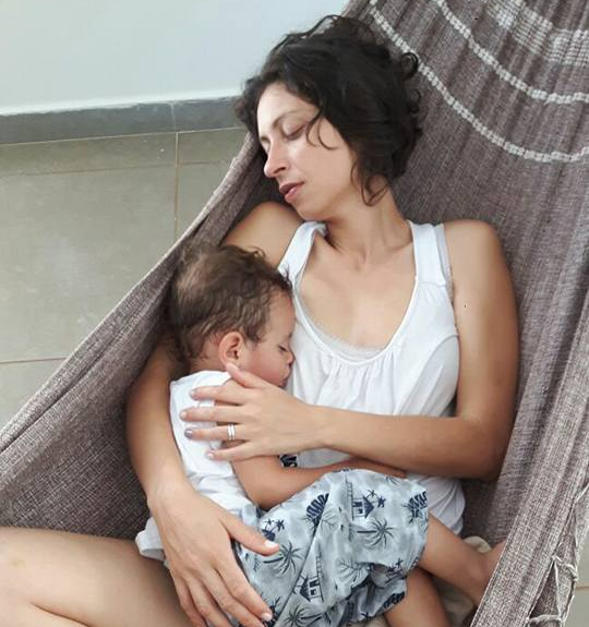 mãe dormindo com filho no colo