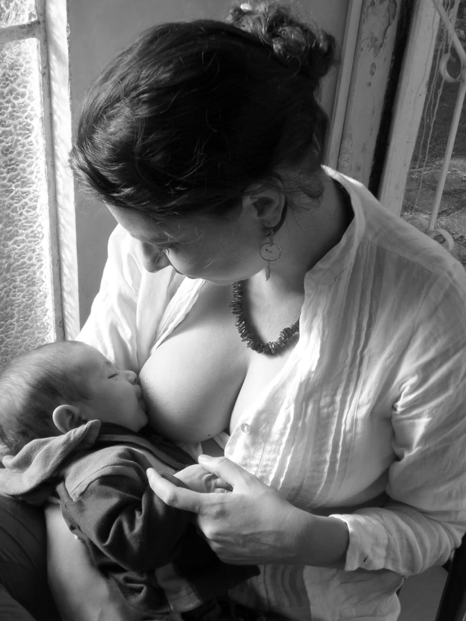 mãe colo bebê amamentação aleitamento materno