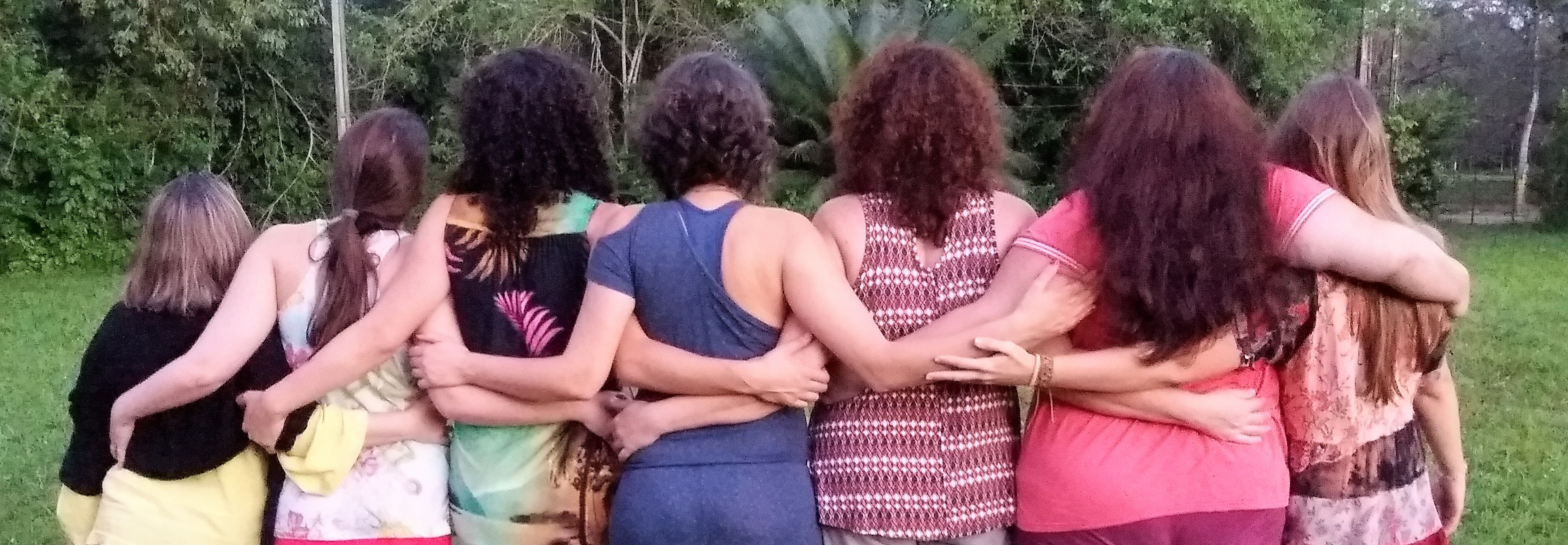 grupo de mulheres mães se abraçando